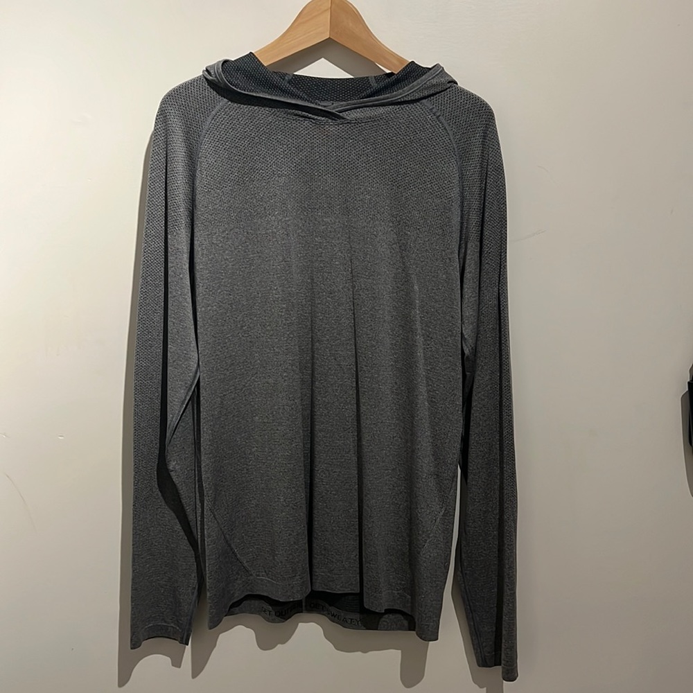 Lululemon | Men’s Grey Long sleeve with hood